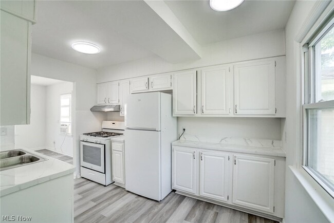 Building Photo - 13117 Wilton Ave
