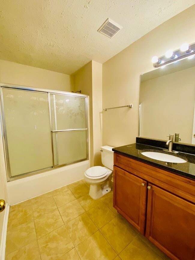 Building Photo - Beautiful and Spacious 3bdrm/2.5bth Home C...