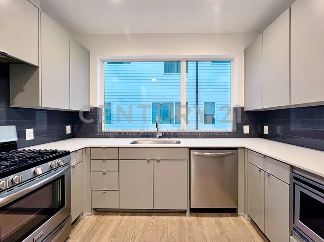 Building Photo - Beautiful 4-Story 2/2.5/2 in GREAT LOCATIO...