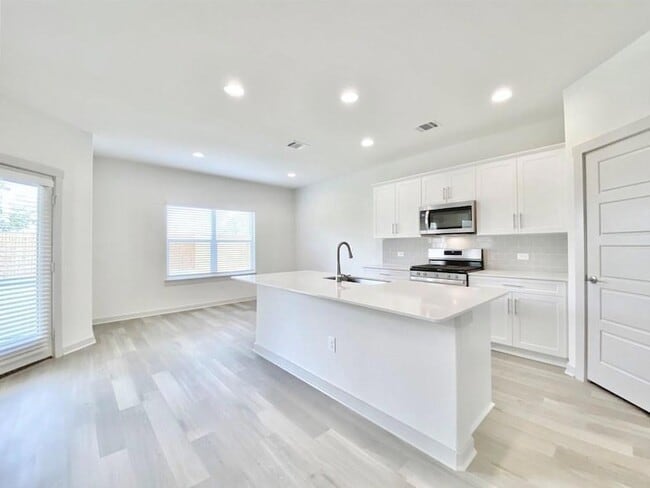 Building Photo - 1005 Winnsboro Lp