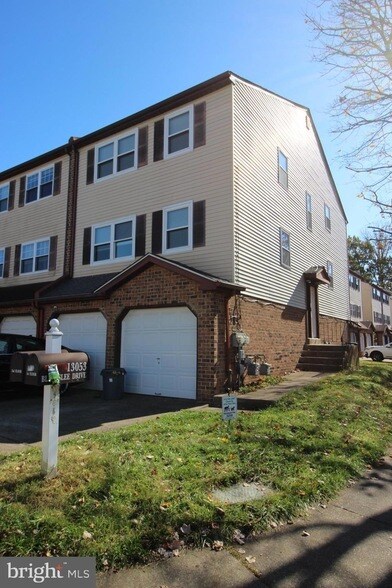 Building Photo - 13053 Blakeslee Dr