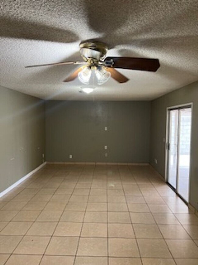 Building Photo - Southwest Bakersfield Home with Pool