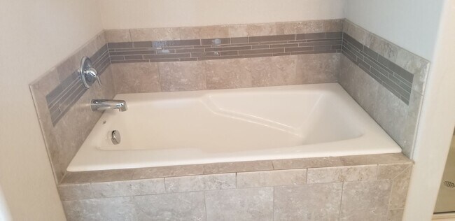 Building Photo - Immaculate 3 Bedroom/3 Bath Townhome Near Powers Corridor!