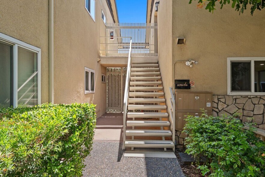 Building Photo - 385 Cliff Dr