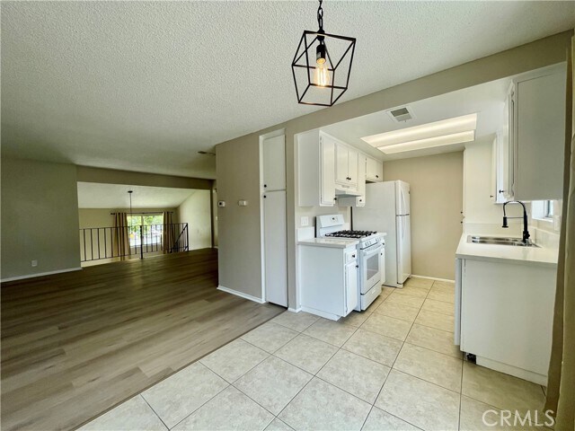 Building Photo - 326 W 9th St