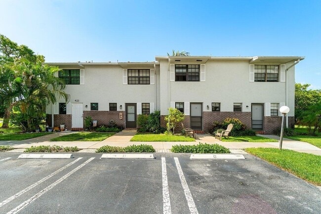 Building Photo - 421 N Cypress Dr