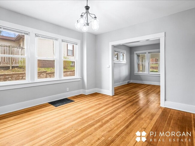 Building Photo - 3 bedroom 2 bath house in midtown! RENTAL ...