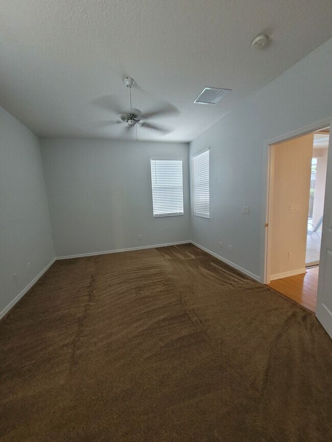 Building Photo - Amazing Renovated 4 bed 3 bath in Davenport