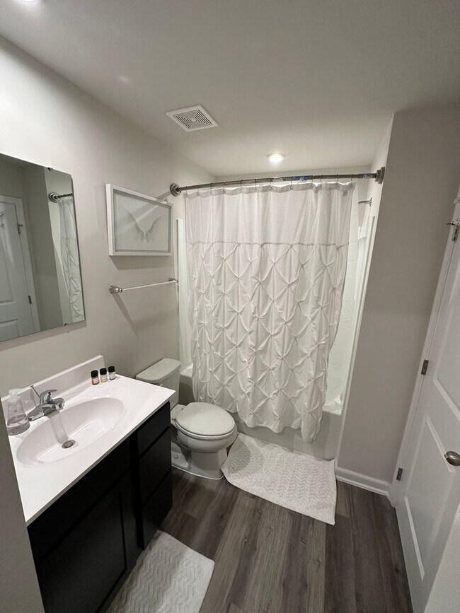 Building Photo - FULLY FURNISHED like-new Townhouse w/ Garage