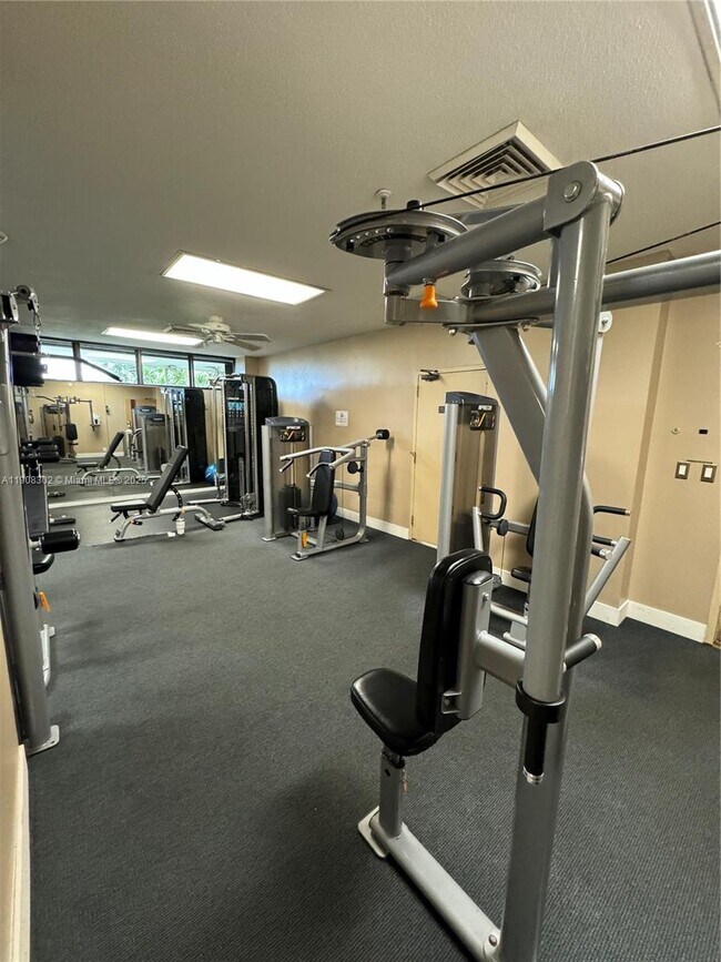 Building Photo - 520 Brickell Key Dr