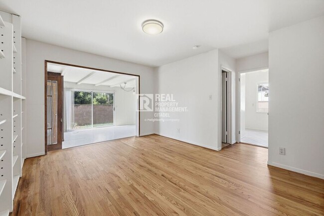 Building Photo - 726 primrose-