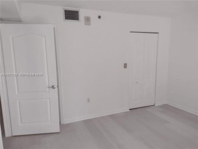 Building Photo - 1200 Brickell Bay Dr