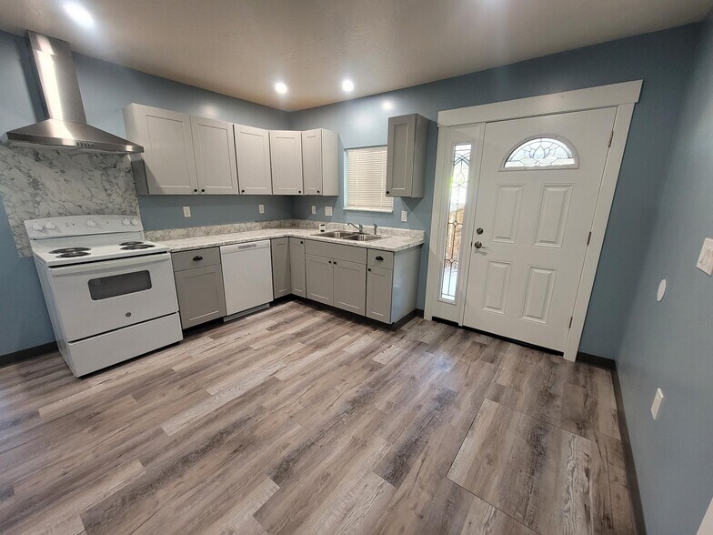 Building Photo - 168 E 70 S