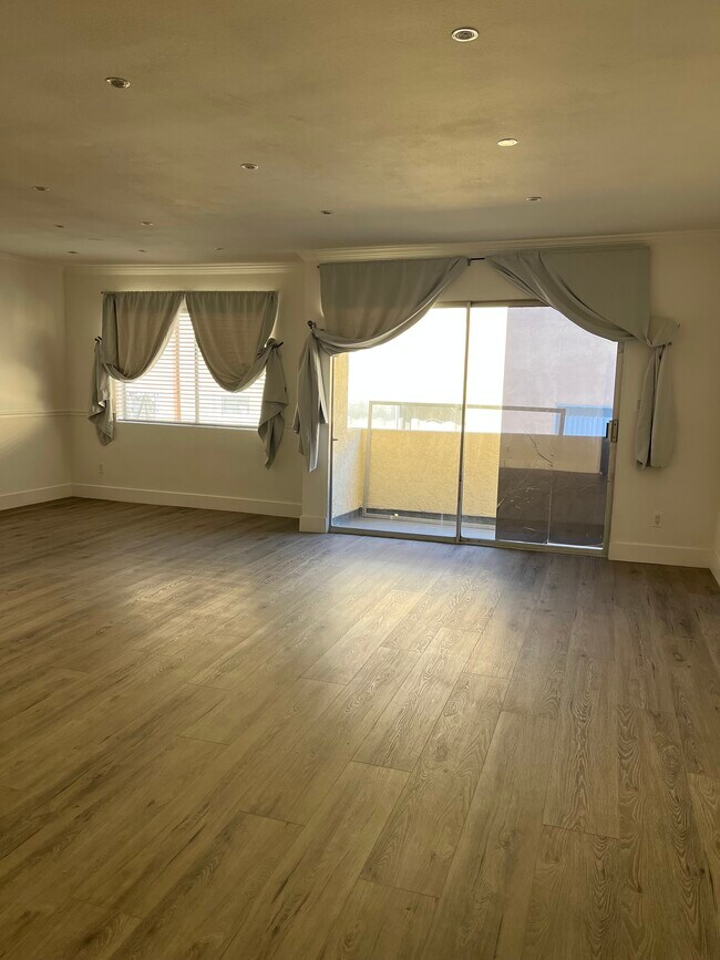 Building Photo - 5328 Newcastle Ave