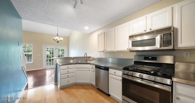 Building Photo - 629 10th Ave S