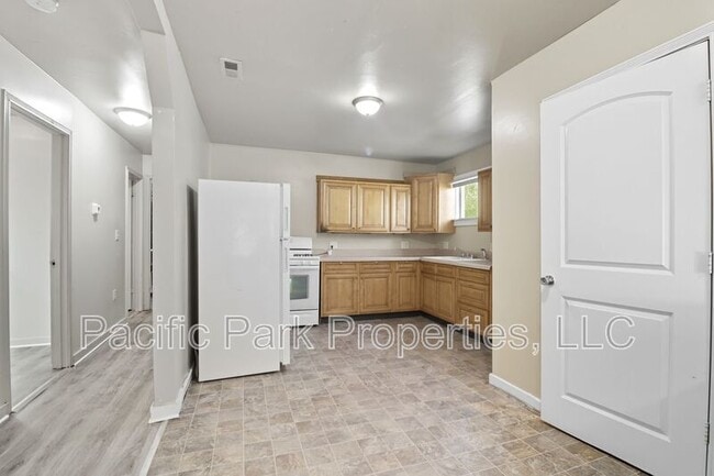 Building Photo - 502 S Holmes Ave