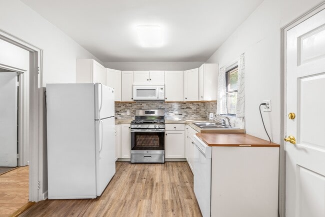 Building Photo - 300 Barclay Rd