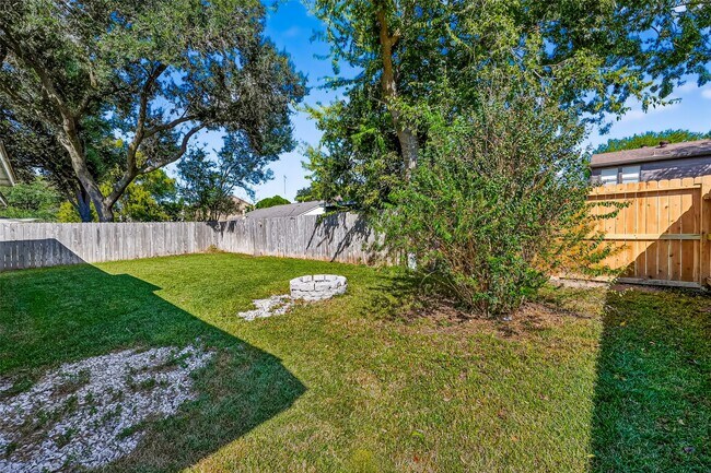 Building Photo - 930 Holly Hall Dr