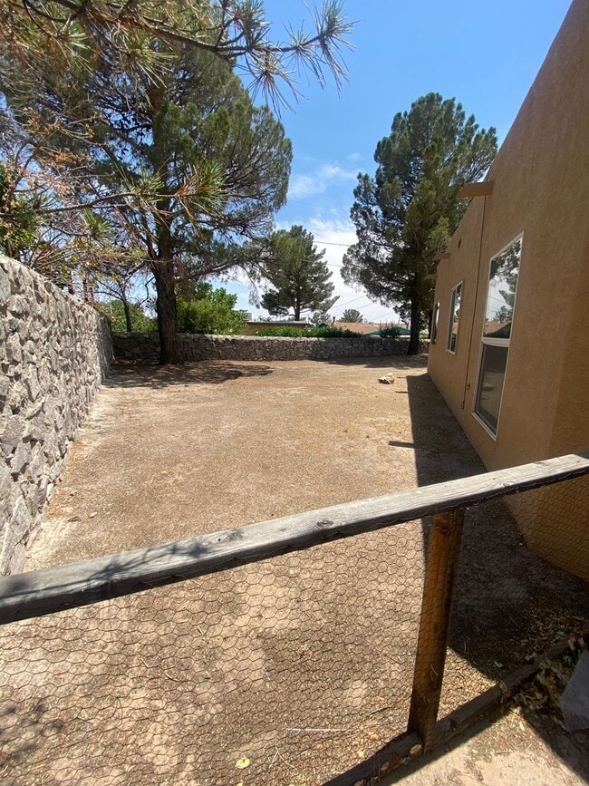 Building Photo - Adorable Home Centrally located in Loma He...