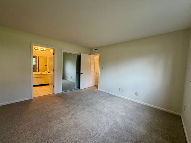 Building Photo - First Floor 2 bedroom condo