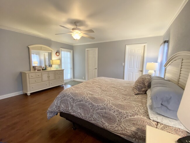 Primary bedroom features wood-look laminate flooring, bath has double vanities, separate shower, tub - 4355 NW 25th Way