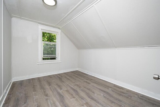 Building Photo - 1130 1st St