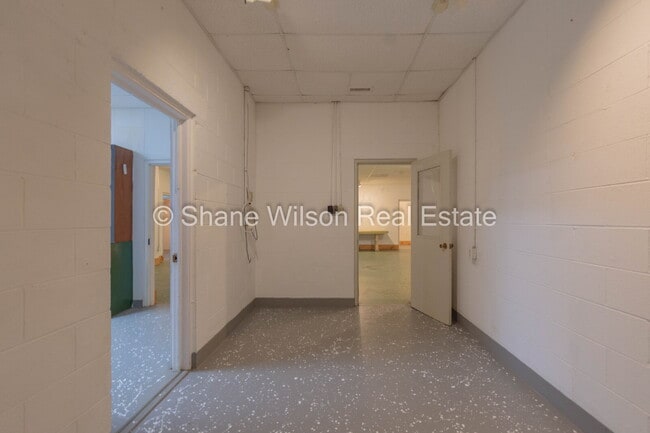 Building Photo - Commercial Property Ideal for Contractor t...