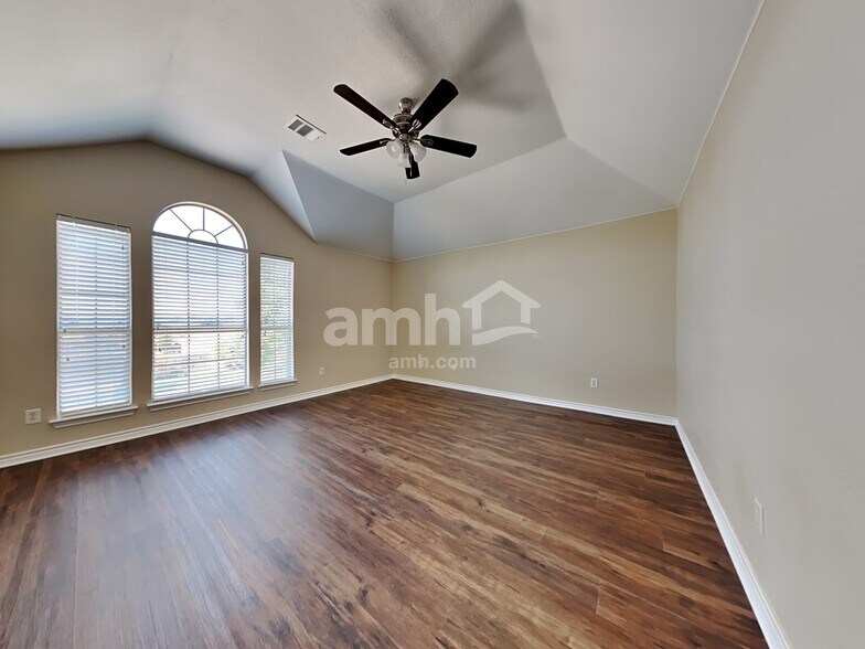 Building Photo - 404 Roundrock Ln