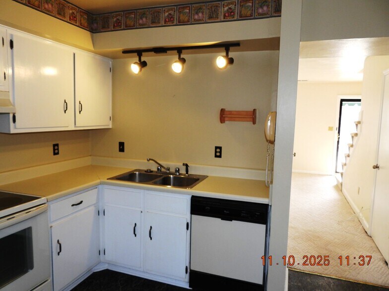 Kitchen - 1813 Bluemont Ave SW