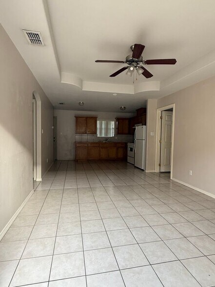 Building Photo - 2302 W Candlelight Ln