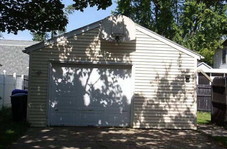 Building Photo - 325 W Spring St