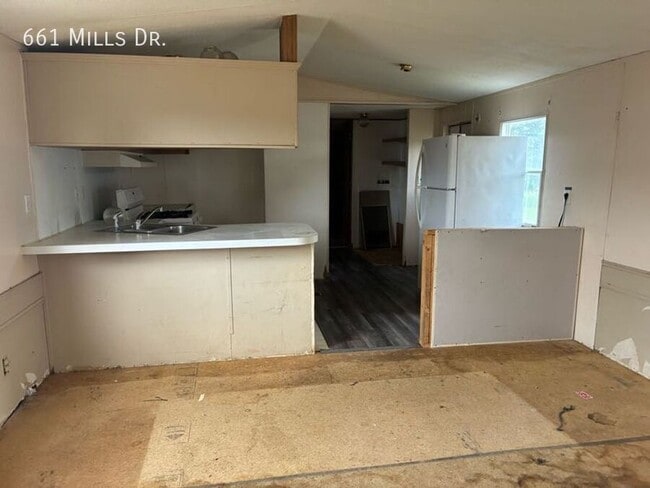 Building Photo - 661 W Mills Dr