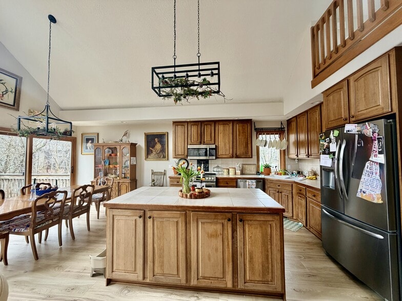 Building Photo - 6170 E Lake Dr