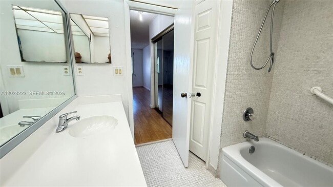 Building Photo - 240 Lakeview Dr