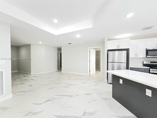 Building Photo - 2518 NW 9th Pl