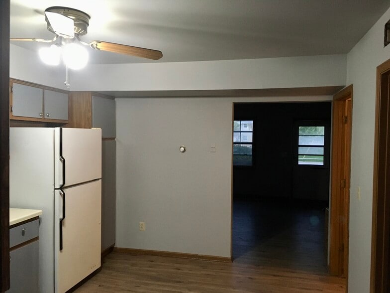 Building Photo - 425 E Monroe Ave