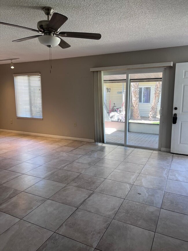 Building Photo - 2 Story Condo. Lovely 2 bed/1.5 bath condo