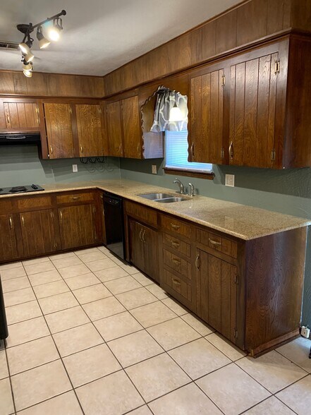 Building Photo - 641 Belle Air Ave