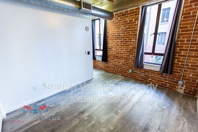 Building Photo - 114 W Adams St