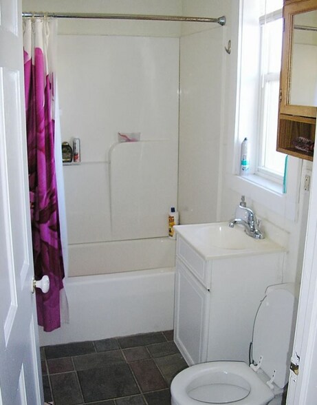 Building Photo - 536 W 5th St