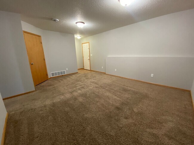 Building Photo - 3 Bedroom Twinhome near the New Sandford Hospital!!