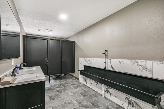 Building Photo - 9030 Almeda Genoa Rd