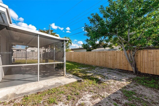 Building Photo - 621 N 70th Way