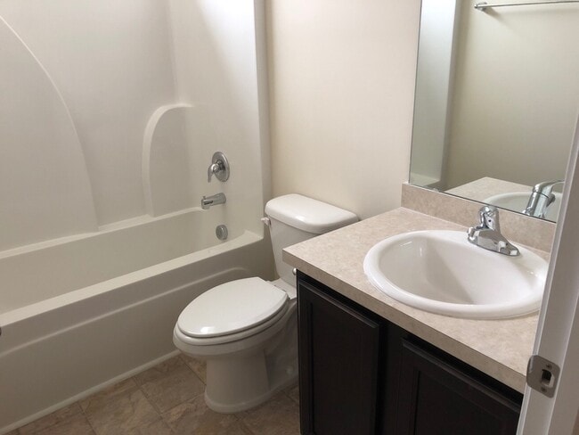 Building Photo - 3 Bedroom 2 Bath House in Lakes of Summerv...