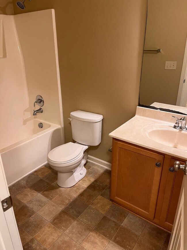Building Photo - Lovely 3 bedroom Townhouse