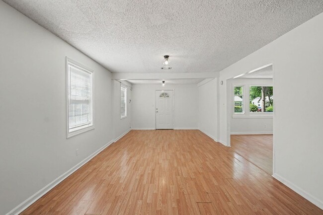 Building Photo - 3 Bed 2 Bath Home with Great Outdoor Space!