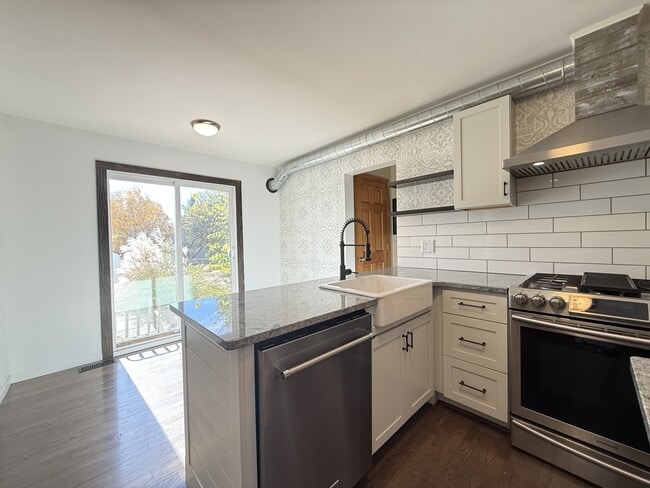 Building Photo - 2447 Roanoke Dr