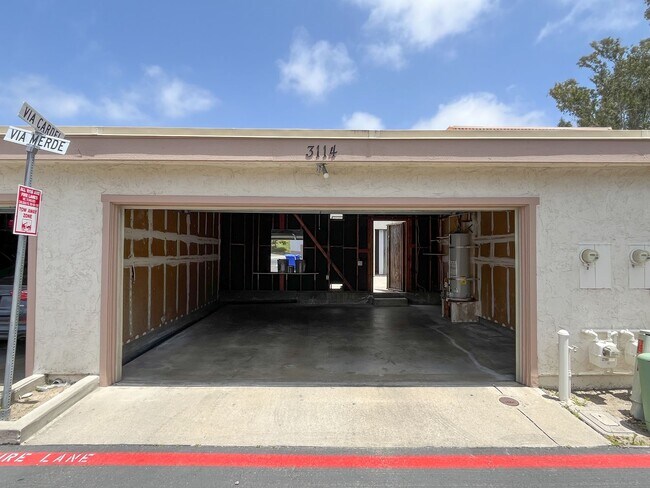 Building Photo - Stunning Townhome in Tanglewood Community