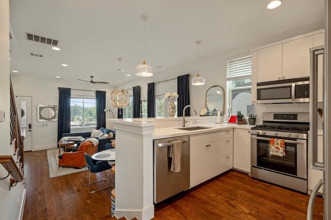 Building Photo - 2812 Oak Springs Dr