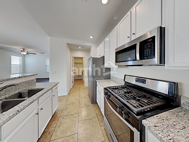 Building Photo - 562 W Paseo Celestial